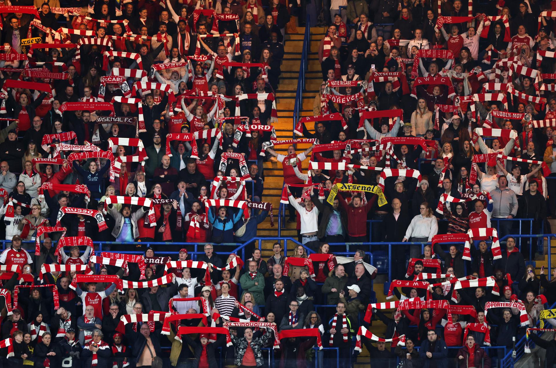 La afición del Arsenal, durante el partido en Stamford Bridge. EFE/EPA/ANDY RAIN
