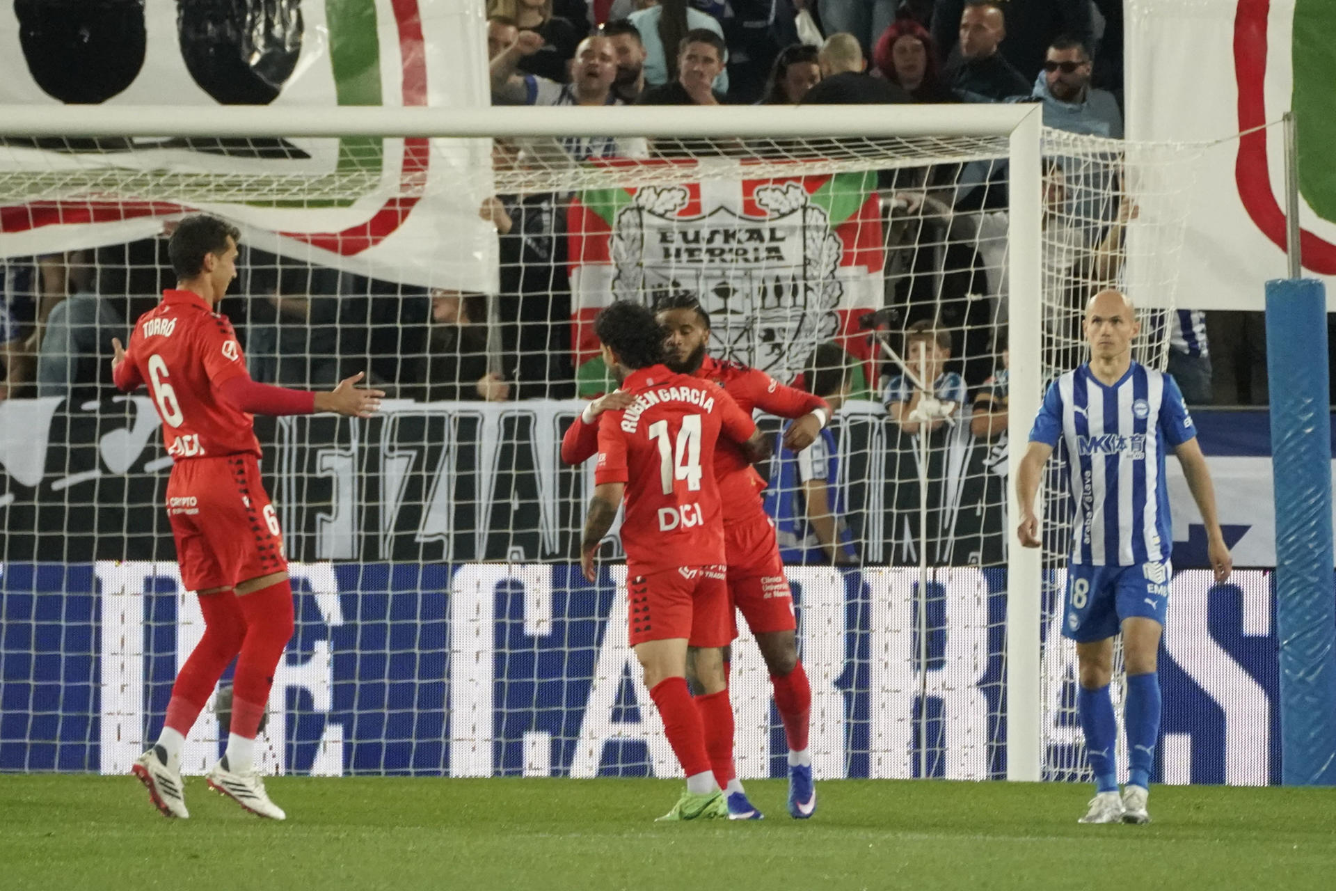 Los jugadores de Osasuna celebran el primer gol del equipo navarro durante el encuentro correspondiente a la jornada 30 de la Liga EA Sports que disputarn Alavés y Osasuna en el estadio de Mendizorroza, en Vitoria. EFE / L. Rico