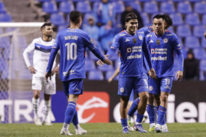 Jugadores de Cruz Azul celebran un gol durante un partido de los octavos de final de la Copa de Campeones Concacaf en el estadio Cuauhtémoc en Puebla (México). Imagen de archivo. EFE/Hilda Ríos