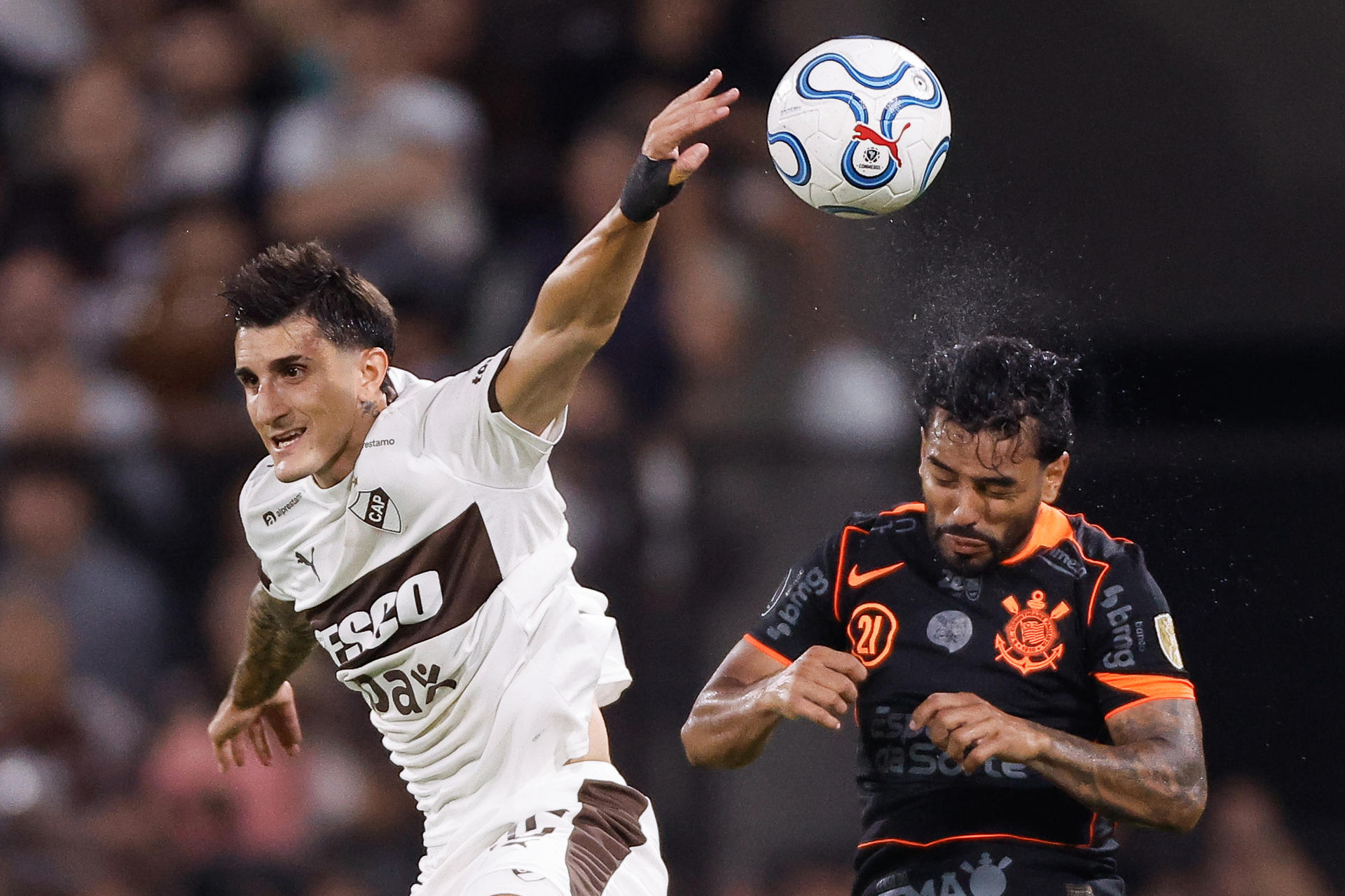 Juan Ignacio Saborido (i), de Platense, disputa el balón con Matheus Bidu, de Corinthians, en el estadio Ciudad de Vicente López, en Buenos Aires (Argentina). EFE/Juan Ignacio Roncoroni
