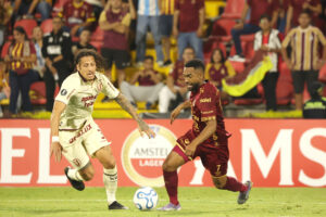 Jersson González (d), de Tolima, disputa el balón con William Riveros, de Universitario, en partido de la Copa Libertadores en el estadio Manuel Murillo Toro en Ibagué (Colombia). EFE/Agencia Unido360