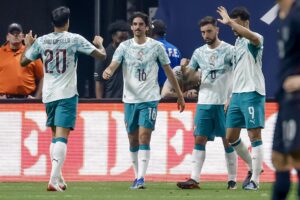 Francisco Trincao (2i), de Portugal, celebra su gol con sus compañeros João Cancelo (i), Bruno Fernandes (2d) y Gonçalo Ramos (d) durante el partido amistoso internacional entre la selección de EE.UU. y Portugal en el Mercedes-Benz Stadium de Atlanta (EE.UU.). EFE/ERIK S. LESSER