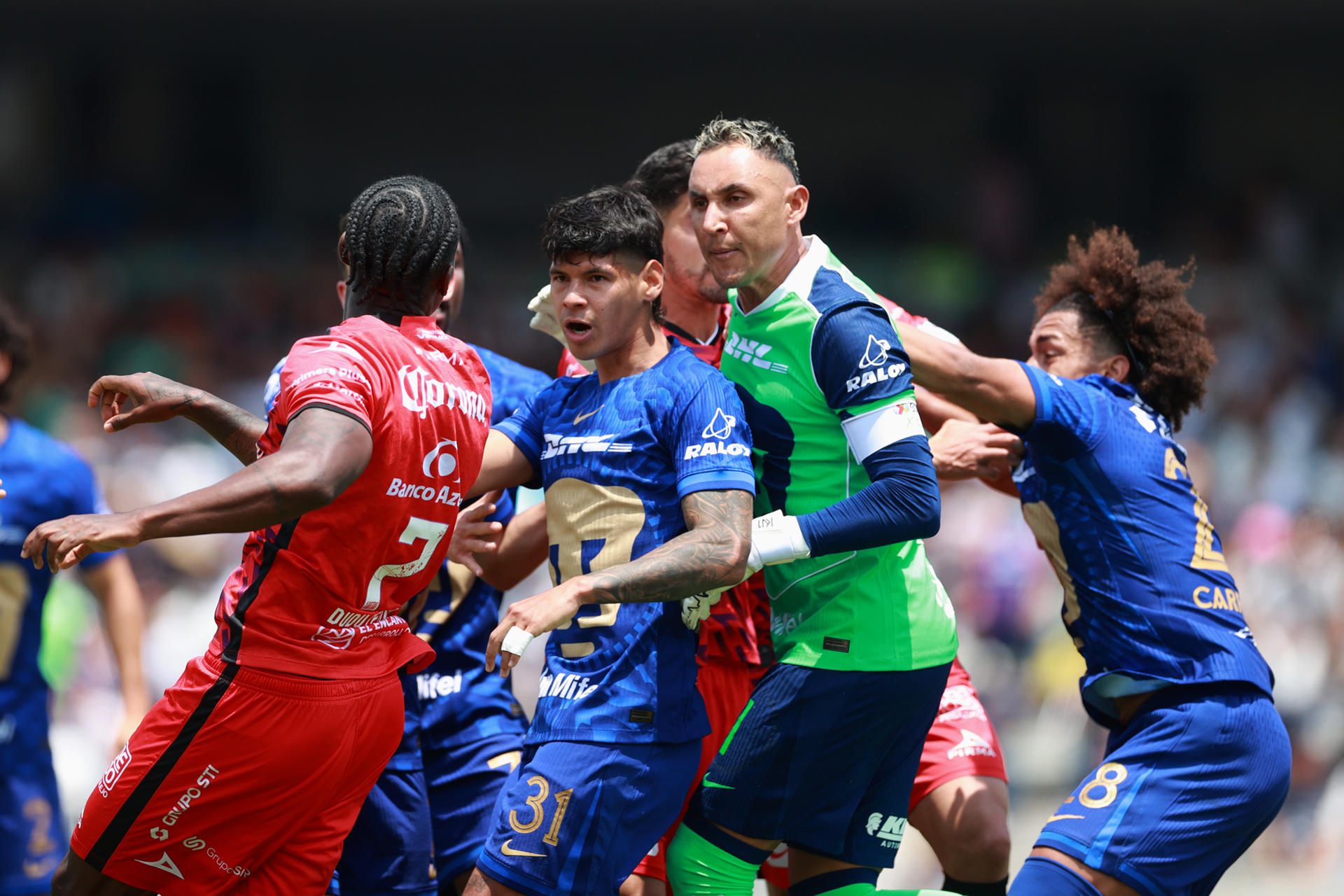 Robert Morales (2-i), Keylor Navas (c) y Adalberto Carrasquilla (d) del Pumas discuten con Luiz Teodora del Mazatlán este domingo, en un partido de la Liga MX entre Pumas y Mazatlán en el estadio Olímpico Universitario en Ciudad de México (México). EFE/ Alex Cruz 