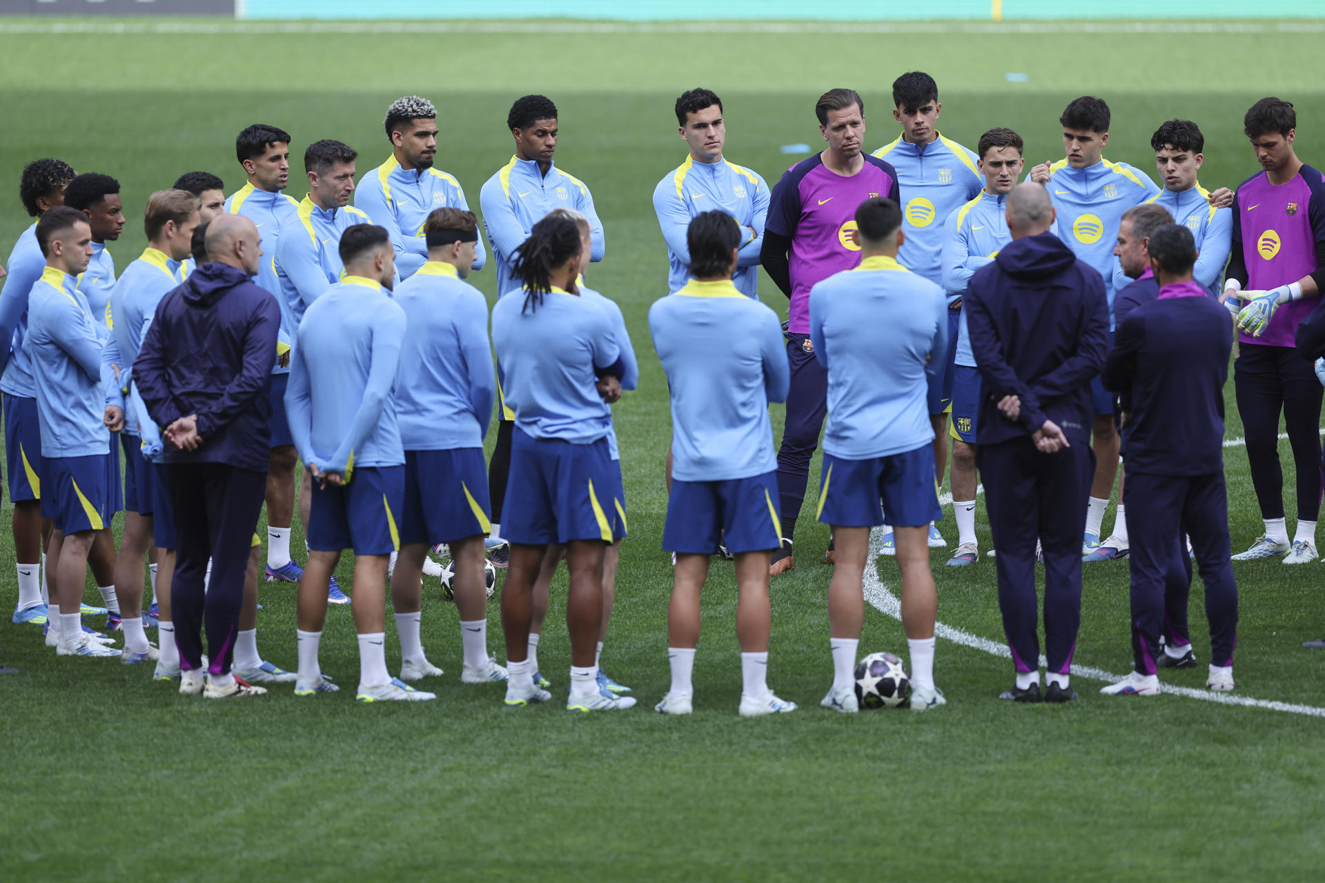 El entrenador del Barcelona Hansi Flick (2d) dirige el entrenamiento del equipo este lunes en el estadio Metropolitano, en la víspera del partido de vuelta de cuartos de final de la Liga de Campeones que disputan ante el Atlético de Madrid. EFE/Kiko Huesca 