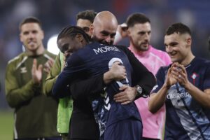 Ilaix Moriba (C) festeja con el técnico Claudio Giráldez la clasificación del Celta a los cuartos de final de la Liga Europa. EFE/EPA/GUILLAUME HORCAJUELO