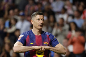 El delantero del FC Barcelona Robert Lewandowski, durante el partido disputado por su equipo el pasado 4 de abril contra el Atlético de Madrid, correspondiente a la trigésima jornada de LaLiga EA Sports. EFE/ Mariscal