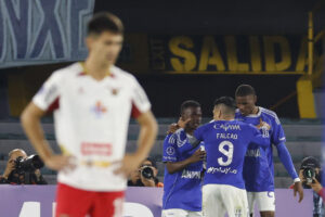 Jugadores de Millonarios celebran el gol de Carlos Darwin Quintero que selló este miércoles el triunfo por 1-0 sobre Boston River en partido de la segunda jornada de la fase de grupos de Copa Sudamericana jugado en el estadio Nemesio Camacho El Campín de Bogotá. EFE/ Mauricio Dueñas Castañeda