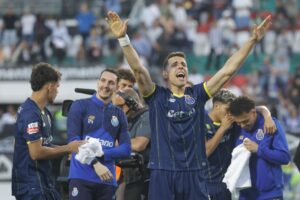 Los juagores del FC Porto Jan Bednarek celebra la victoria ante el Estrela da Amadora en Lisboa, Portugal. EFE/EPA/ANTONIO PEDRO SANTOS