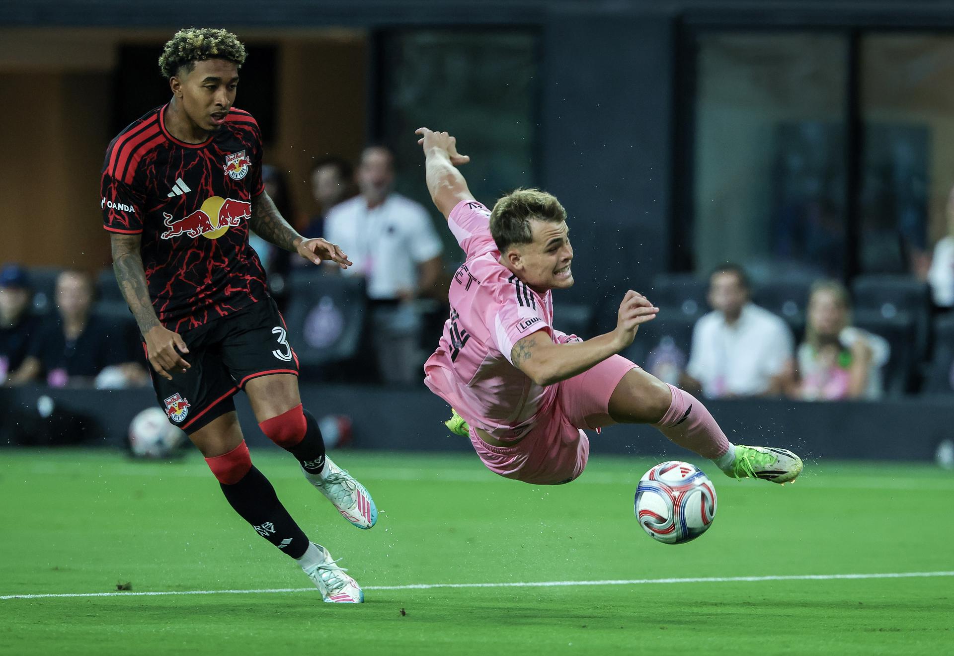 Mateo Silvetti (d), del Inter Miami, cae durante un pasaje del partido ante New York Red Bulls en Miami. EFE/EPA/CRISTOBAL HERRERA-ULASHKEVICH