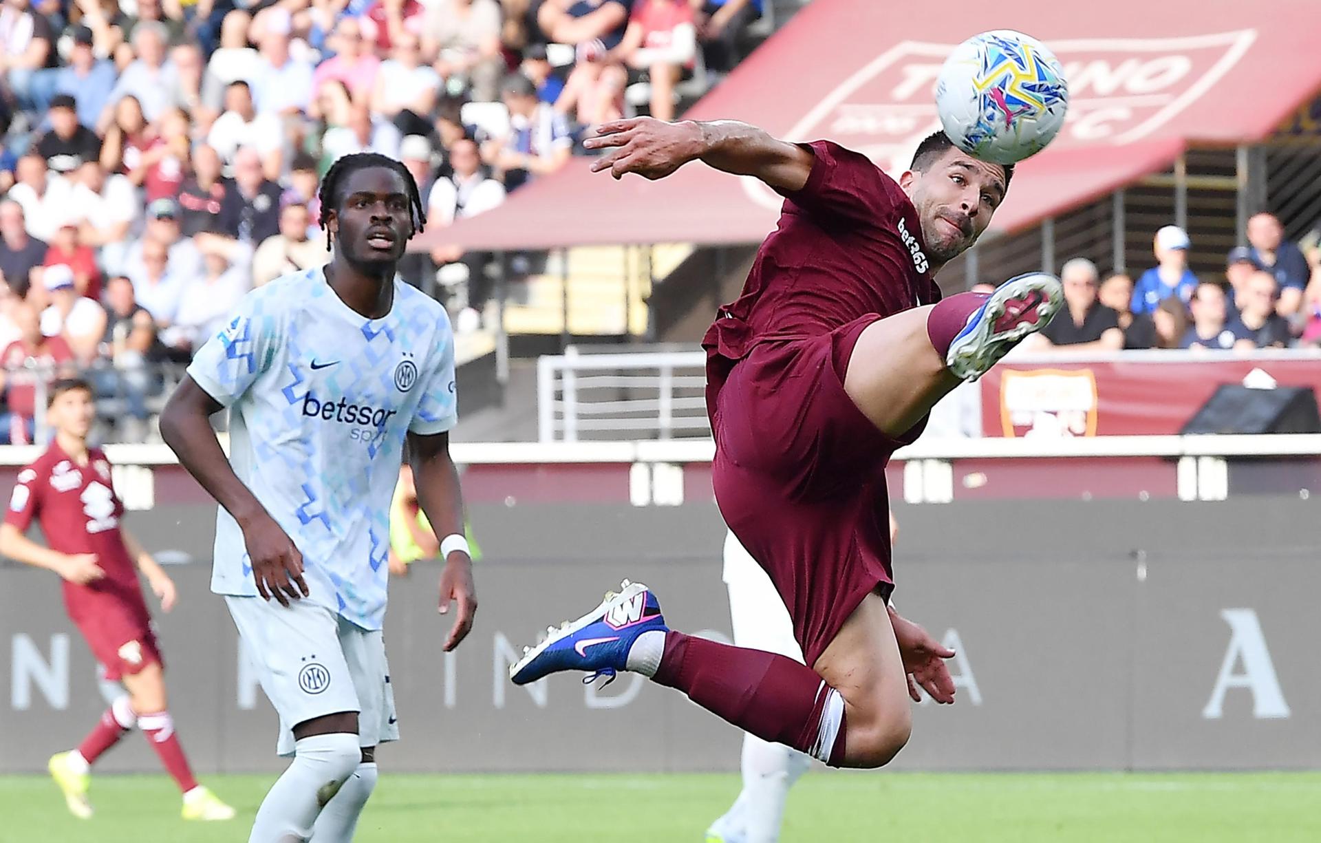 Gio Simeone marca un tanto y el Torino frena al Inter