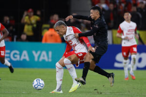 Iván Gómez (d), de Platense, disputa el balón con Franco Fagúndez, de Santa Fe, en juego de la Copa Libertadores en el estadio Ciudad de Vicente López en Florida (Argentina). EFE/Juan Ignacio Roncoroni