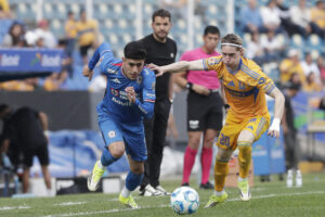 Omar Campos (i) de Cruz Azul disputa el balón con Marcelo Flores de Tigres durante un partido de la Liga MX entre Cruz Azul y Tigres en el estadio Cuauhtémoc, en Puebla (México). Imagen de archivo. EFE/ Hilda Ríos