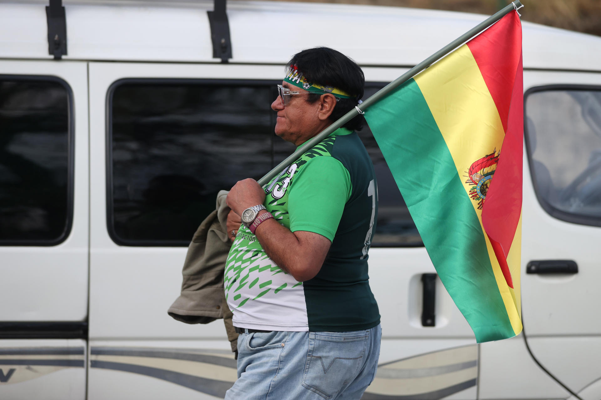 El centro histórico de La Paz se llenó de aficionados ataviados con los colores de la bandera y de la selección horas antes del crucial partido contra Irak en México por el último cupo libre en el Mundial. EFE/ Luis Gandarillas
