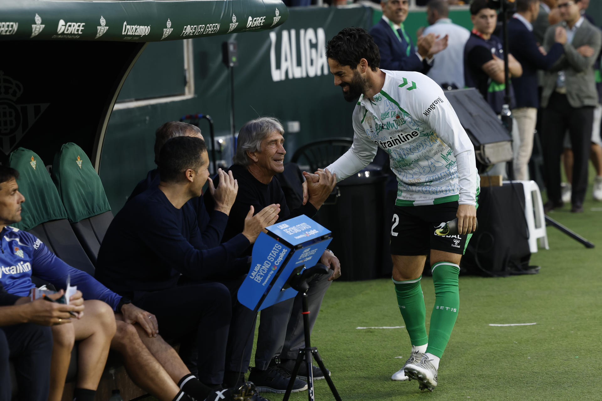 El centrocampista del Betis, Isco (d) y el técnico chileno del equipo bético, Manuel Pellegrini, se saludan antes del inicio del encuentro correspondiente a la jornada 32 de LaLiga que disputan Real Betis y Real Madrid este viernes en el estadio de La Cartuja, en Sevilla. EFE/ Julio Muñoz.

