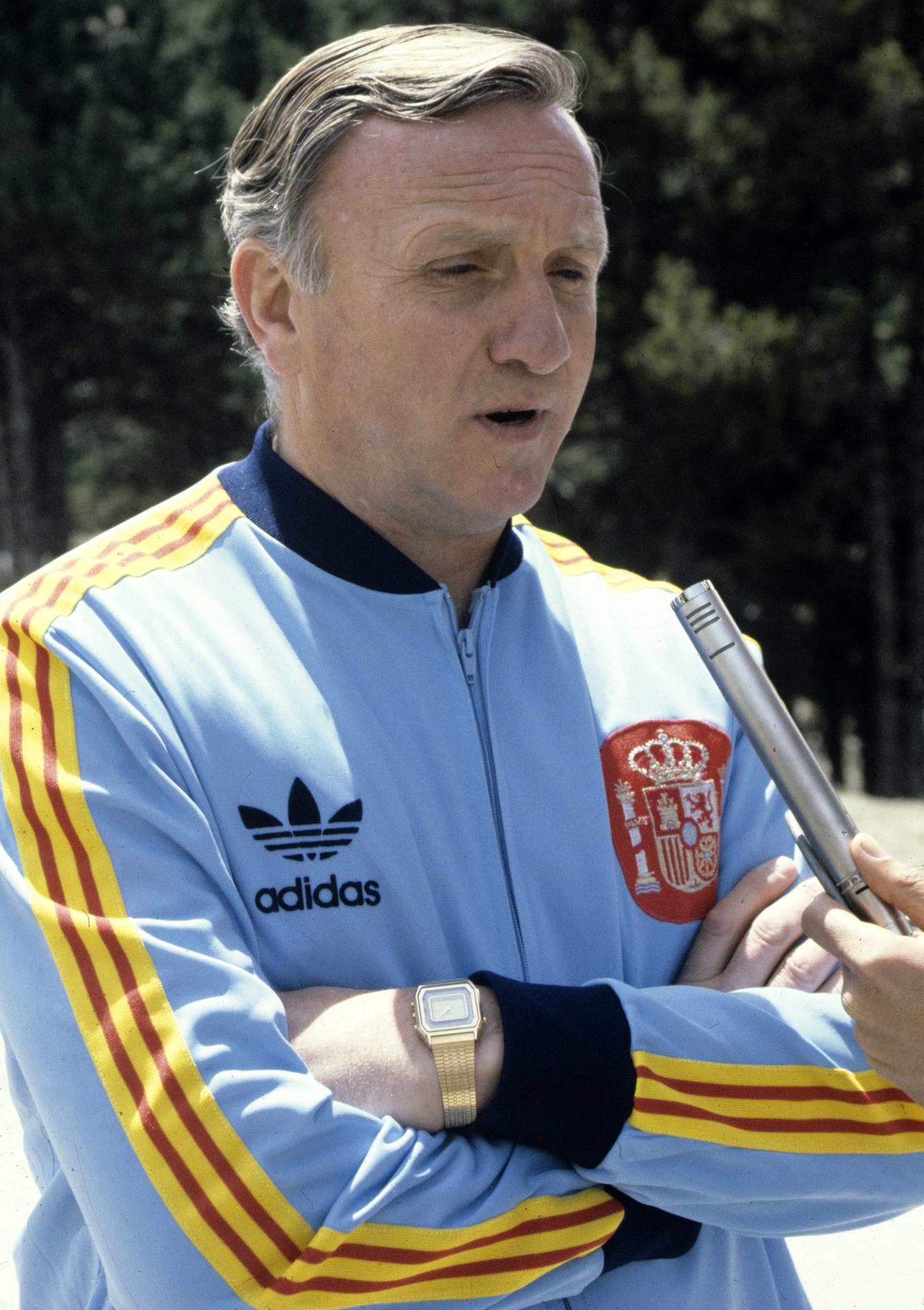 Fotografía de archivo (17-5-1982), del que fuera jugador del Real Madrid y seleccionador nacional de España en el Mundial 1982, el uruguayo Emilio Santamaría, que falleció este miércoles a la edad de 96 años. EFE/Ángel Millán 