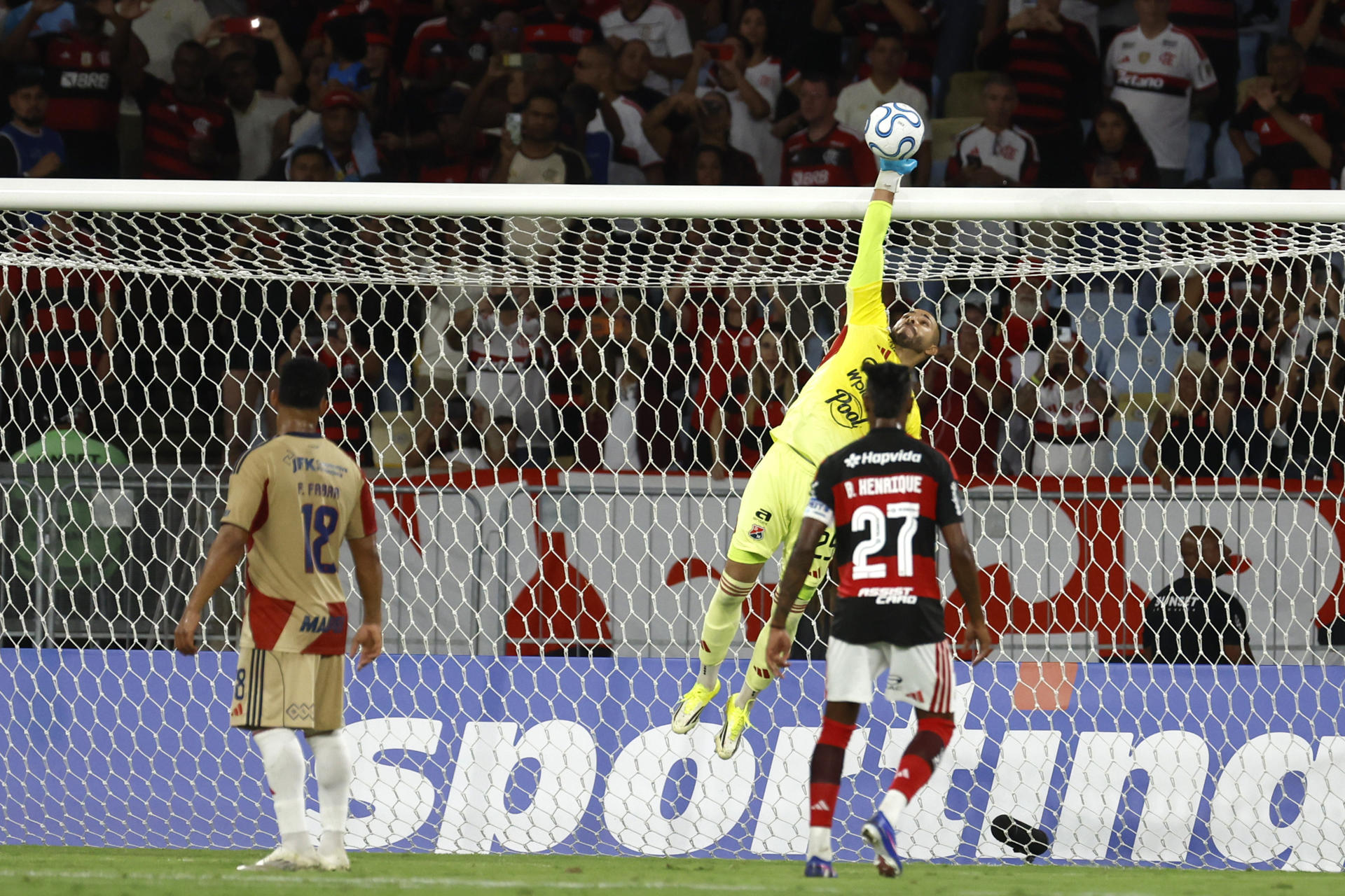Eder Chaux (c), de Medellín, controla el balón en un partido de la fase de grupos de la Copa Libertadores entre Flamengo e Independiente Medellín en el estadio Maracaná en Río de Janeiro (Brasil). EFE/Antonio Lacerda 