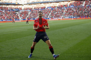 El delantero de Osasuna Raúl García celebra su gol durante el partido de la jornada 32 de LaLiga que Atlético Osasuna y Sevilla FC disputan este domingo en el estadio de El Sadar, en Pamplona. EFE/ Villar López