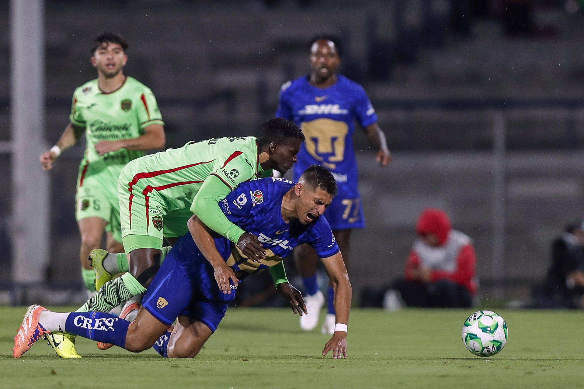 Guillermo Martínez (abajo) de Pumas disputa un balón con Jesús Murillo (arriba) de Juárez este martes, durante un juego por la jornada 16 del torneo Clausura 2026 de la Liga MX, en el estadio Olímpico Universitario en Ciudad de México (México). EFE/Isaac Esquivel

