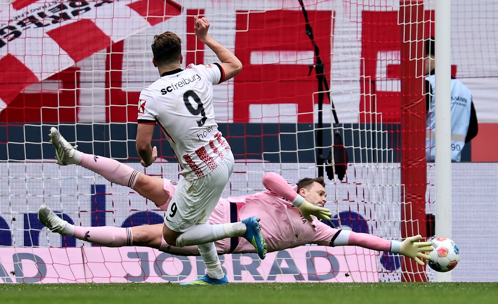 El jugador del Friburgo Lucas Hoeler (I) en acción ante el portero Manuel Neuer, del Bayern Múnich, durante el partido de la Bundesliga que han jugado SC Freiburg y FC Bayern Munich en Freiburg, Alemania. EFE/EPA/RONALD WITTEK C