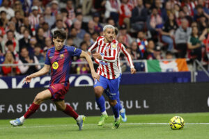 Griezmann, en una acción con Pau Cubarsí en el partido de este sábado en LaLiga EA Sports. EFE/ Mariscal