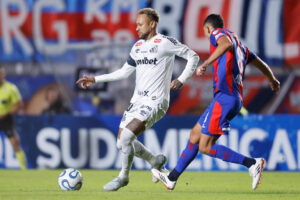 Manuel Insaurralde (d), de San Lorenzo, marca a Neymar, del Santos, en juego de la Copa Sudamericana en el estadio Pedro Bidegain, en Buenos Aires. EFE/Juan Ignacio Roncoroni