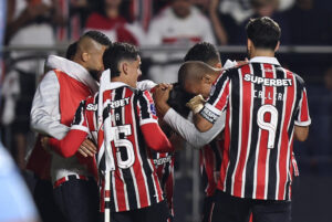 Jugadores del Sao Paulo celebran este martes en el estadio Morumbí la victoria por 2-0 sobre O'Higgins en partido de la sexta jornada de la fase de grupos de la Copa Sudamericana. EFE/ Isaac Fontana