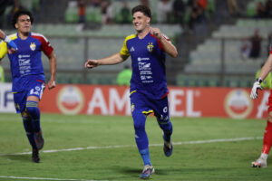 Francisco Solé, de Universidad Central, celebra un gol este jueves, en la Copa Libertadores ante Libertad en el estadio Olímpico de la UCV en Caracas. EFE/Miguel Gutiérrez