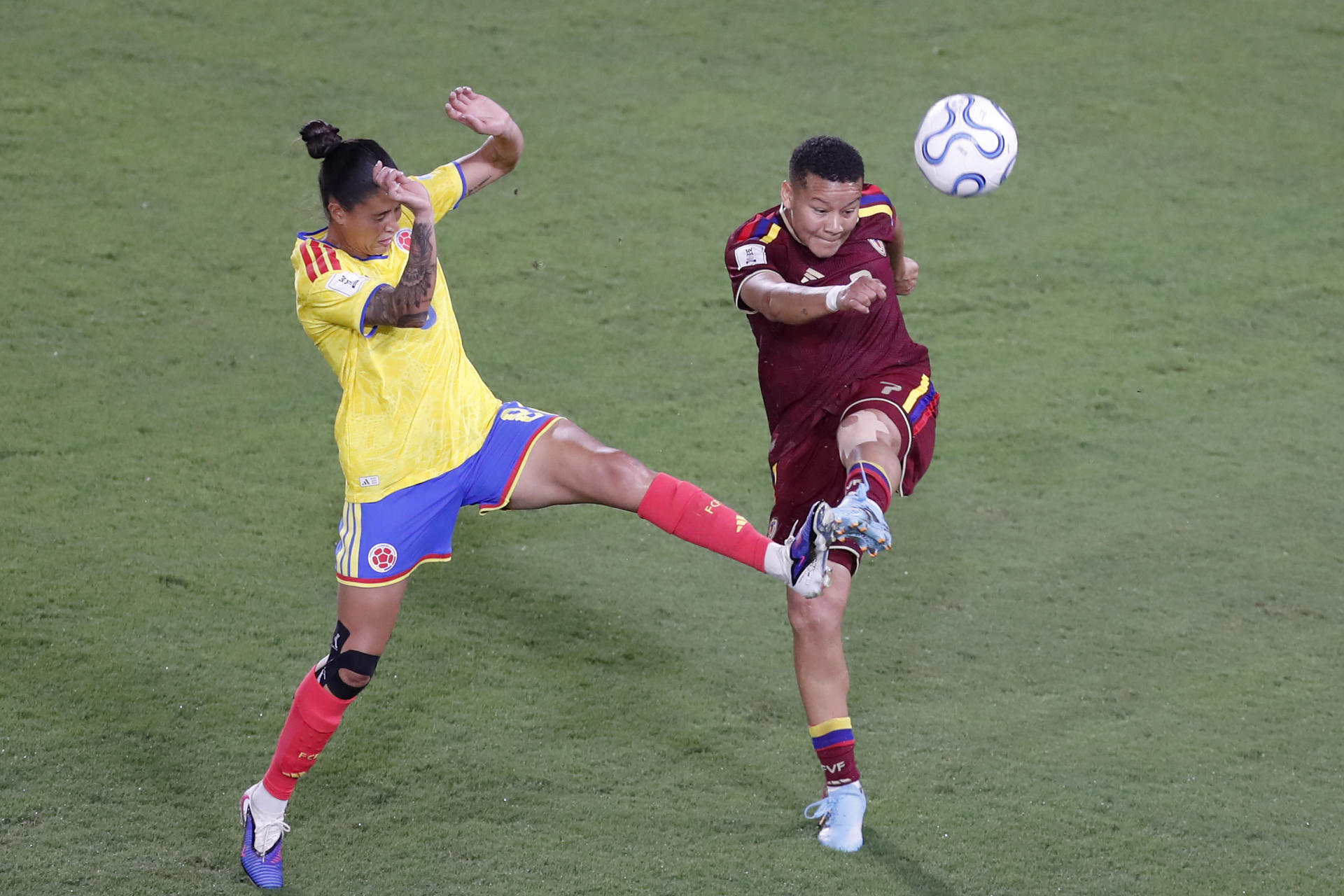 Marcela Restrepo (i), de Colombia, disputa un balón con Daniuska Rodríguez, de Venezuela, en un partido de la Liga de Naciones Femenina en Cali. EFE/Ernesto Guzmán
