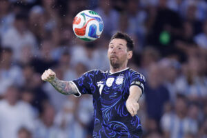 Lionel Messi apoortó este miércoles en el estadio bonaerense La Bombonera un gol al triunfo por 5-0 de Argentina sobre Zambia en un partido de preparación para el Mundial EFE/ Juan Ignacio Roncoroni