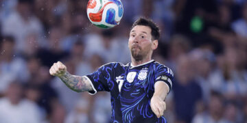 Lionel Messi apoortó este miércoles en el estadio bonaerense La Bombonera un gol al triunfo por 5-0 de Argentina sobre Zambia en un partido de preparación para el Mundial EFE/ Juan Ignacio Roncoroni