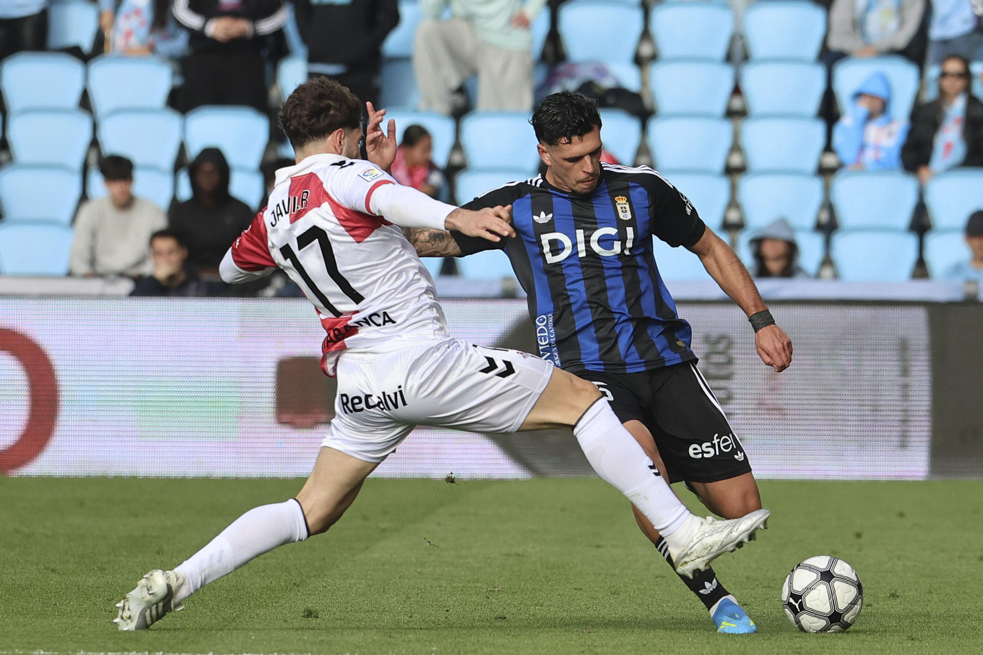 El delantero del Oviedo Federico Viñas (d) juega un balón ante Javi Rueda, del Celta, durante el partido de LaLiga de fútbol que Celta de Vigo y Real Oviedo disputaron en el estadio de Balaídos. EFE/Salvador Sas 