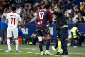 El entrenador del Levante, el portugués Luis Castro (d) da instrucciones al jugador Pablo Martínez durante el partido de LaLiga de fútbol entre el Levante y el Sevilla, este jueves en el estadio Ciutat de Valencia. EFE/ Manuel Bruque
