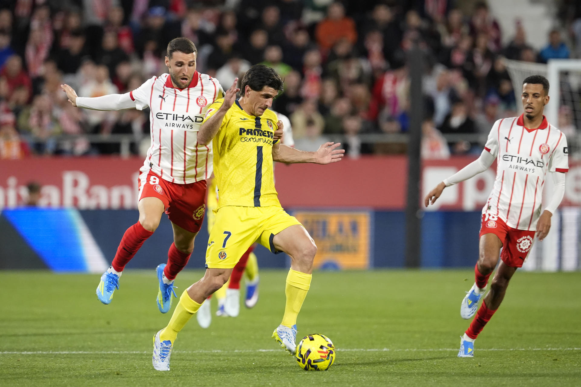 El delantero del Girona Abel Ruiz (i) persigue a Gerard Moreno, del Villarreal, durante el partido de la jornada 30 de LaLiga EA Sports que disputan el Girona FC y el Villarreal CF, este lunes en el estadio municipal de Montilivi, en Girona (Cataluña). EFE/ David Borrat