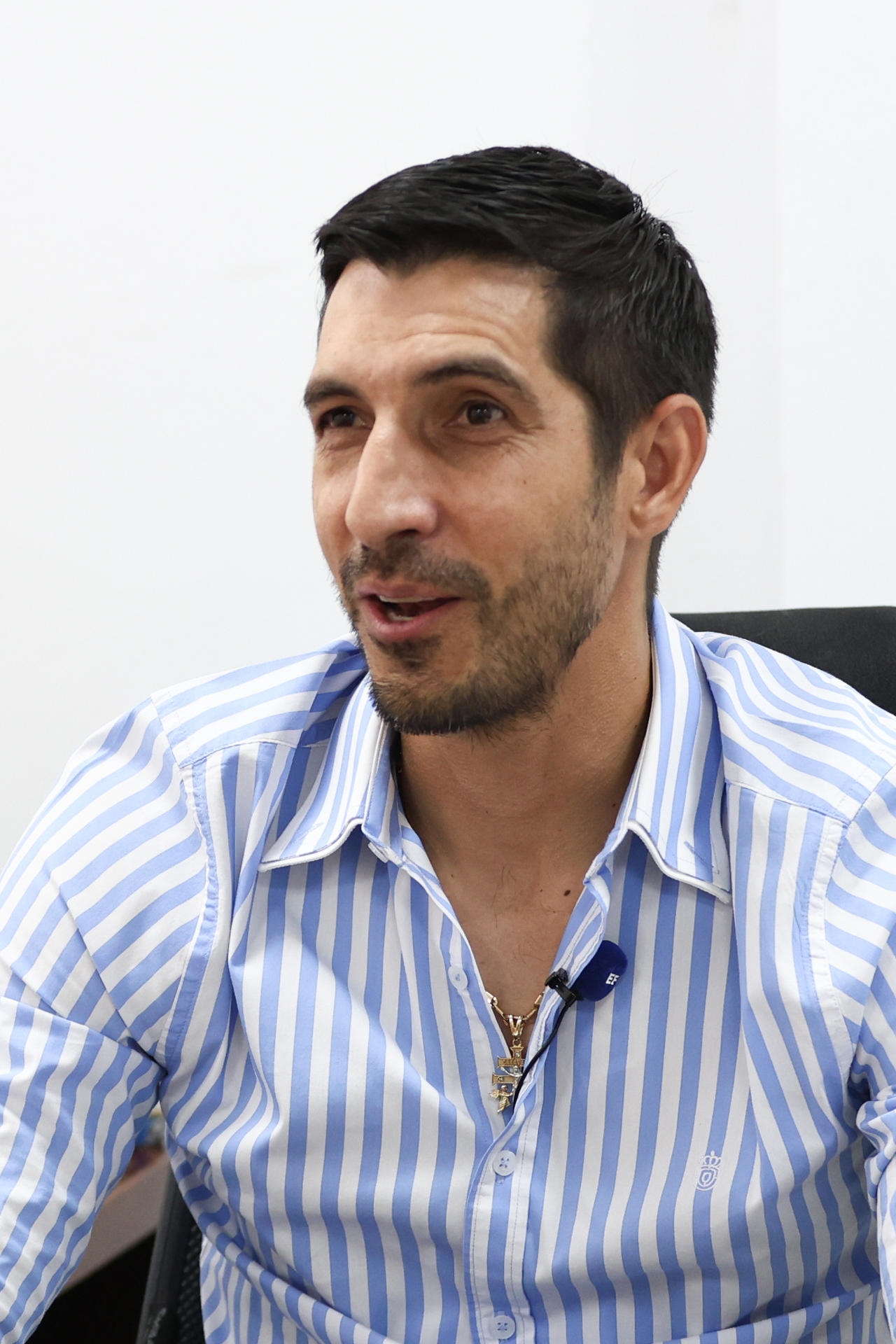 Fotografía del 11 de marzo de 2026 que muestra al exfutbolista Jaime Penedo hablando en entrevista con EFE en Ciudad de Panamá (Panamá). EFE/Carlos Lemos