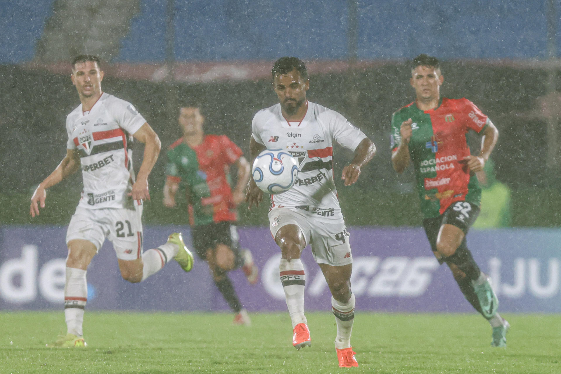 Danielzinho, de Sao Paulo, controla el balón este martes en un partido por la Copa Sudamericana ante Boston River en el estadio Centenario de Montevideo (Uruguay). EFE/ Gastón Britos