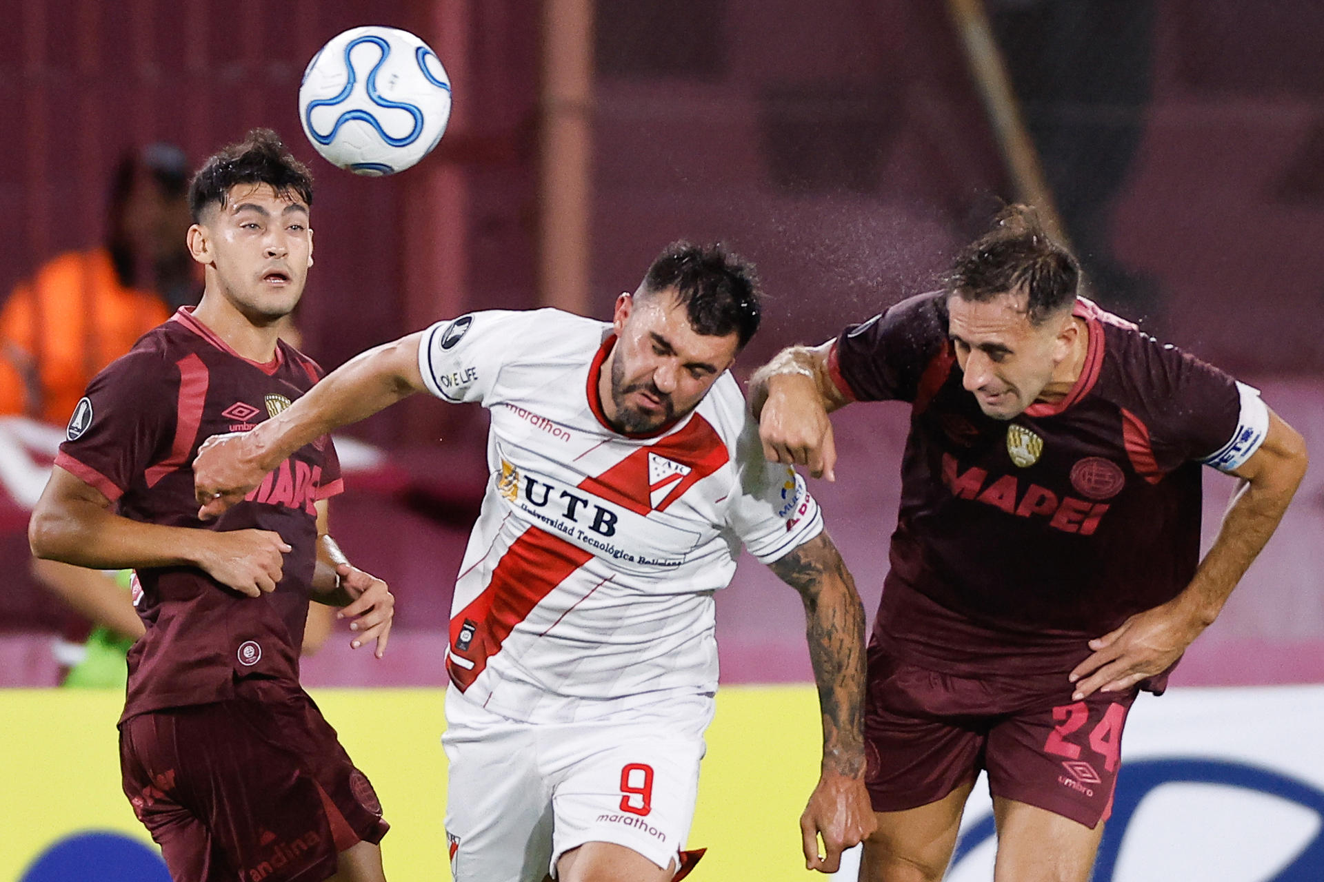 Carlos Izquierdoz (d), de Lanús, disputa el balón con Enrique Triverio, de Always Ready, en un partido de la fase de grupos de la Copa Libertadores entre Lanús y Always Ready en el estadio Ciudad de Lanús en Lanús (Argentina). EFE/Juan Ignacio Roncoroni 