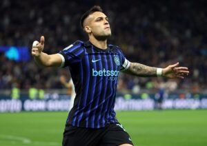 El jugador del Inter Milan Lautaro Martínez celebra el 3-1 de su equipo ante el Roma en la Serie A. (Italia) EFE/EPA/MATTEO BAZZI