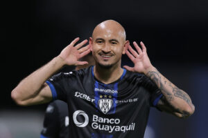 Carlos González, de Independiente del Valle, celebra un gol en un partido de la fase de grupos de la Copa Libertadores entre Independiente del Valle y Universidad Central en el estadio Banco Guayaquil en Quito (Ecuador). EFE/José Jacomé