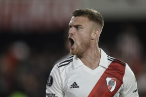 Fotografía de Juan I. Roncoroni, en la que puede verse en una imagen de archivo del 7 de junio de 2023 al futbolista Lucas Beltrán cuando jugaba en el River Plate argentino. EFE