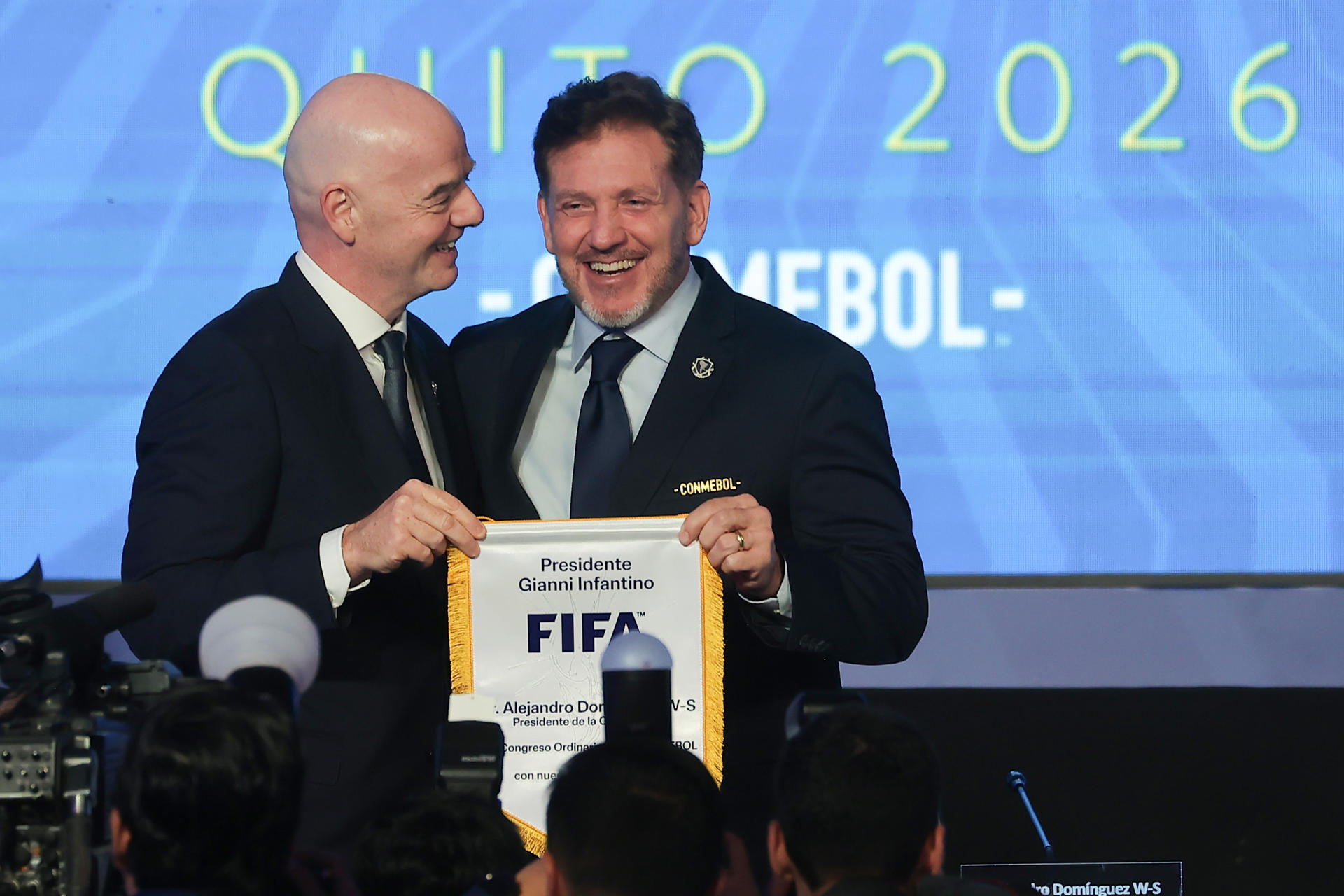 El presidente de la FIFA, Gianni Infantino (i), y el presidente de la Conmebol, Alejandro Domínguez, reaccionan en el 82.º Congreso Ordinario de la Confederación Sudamericana de Fútbol (Conmebol) en Quito (Ecuador). EFE/ José Jácome
