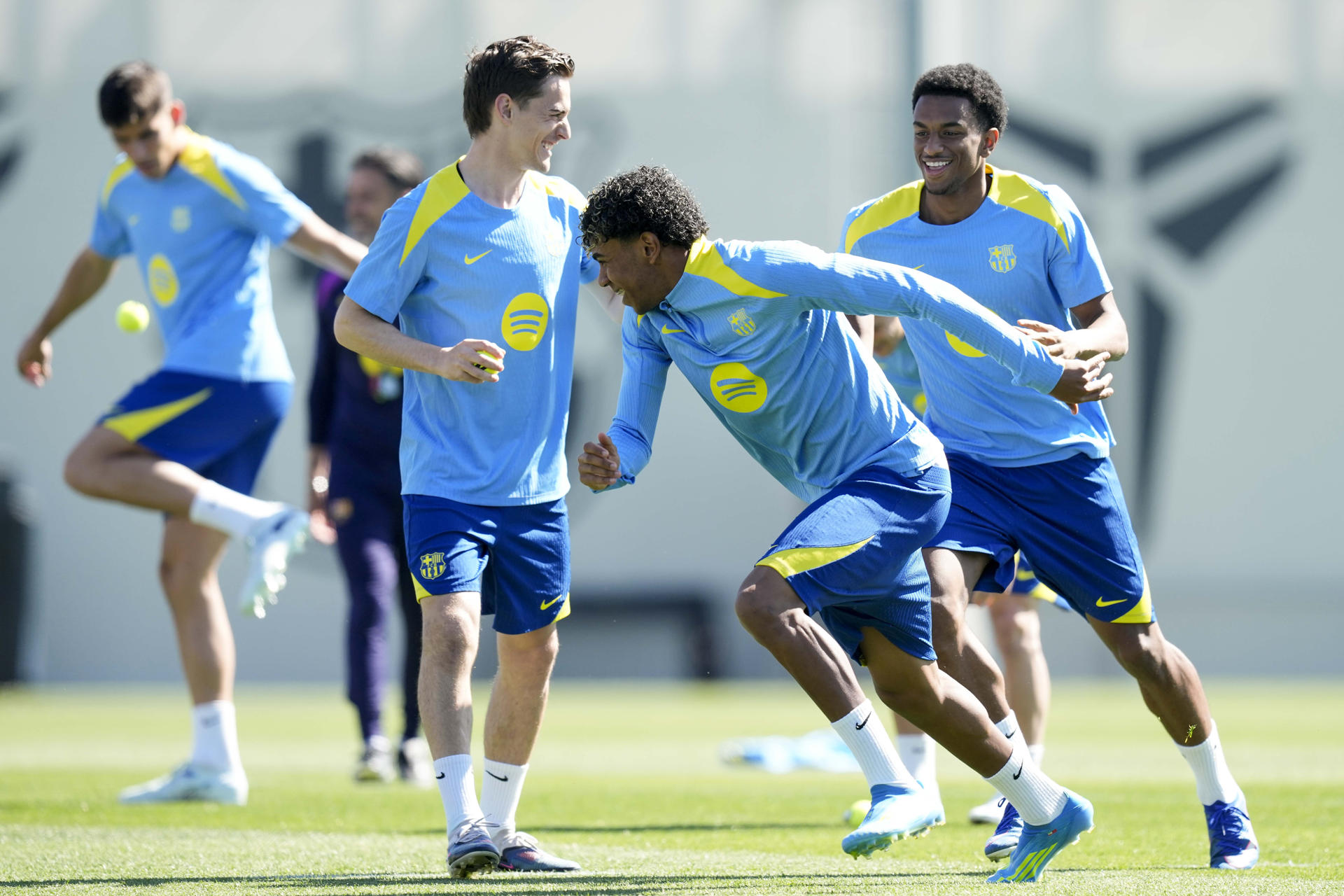Los jugadores del FC Barcelona Pablo Gavira 'Gavi' (i), Lamine Yamal (c), y Alejandro Balde (d), durante el entrenamiento que el equipo azulgrana ha realizado en las instalaciones de la Ciudad Deportiva Joan Gamper para preparar el partido de ida de cuartos de final de la Liga de Campeones que mañana disputarán ante el Atlético de Madrid en el Camp Nou. EFE/Enric Fontcuberta.