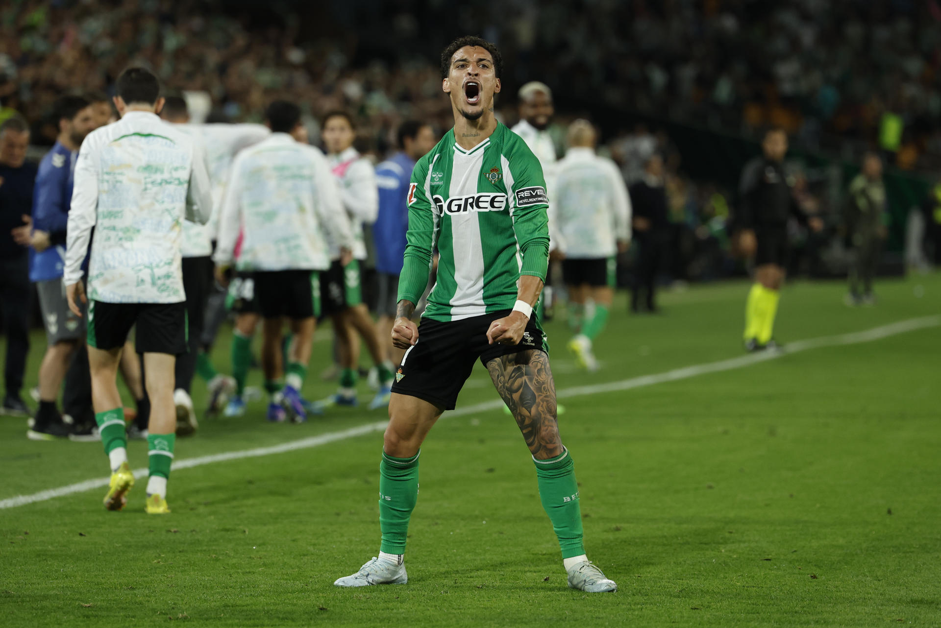 El delantero brasileño del Betis Antony dos Santos celebra el gol de Héctor Bellerín, durante el encuentro correspondiente a la jornada 32 de LaLiga que disputan Real Betis y Real Madrid este viernes en el estadio de La Cartuja, en Sevilla. EFE/ Julio Muñoz.
