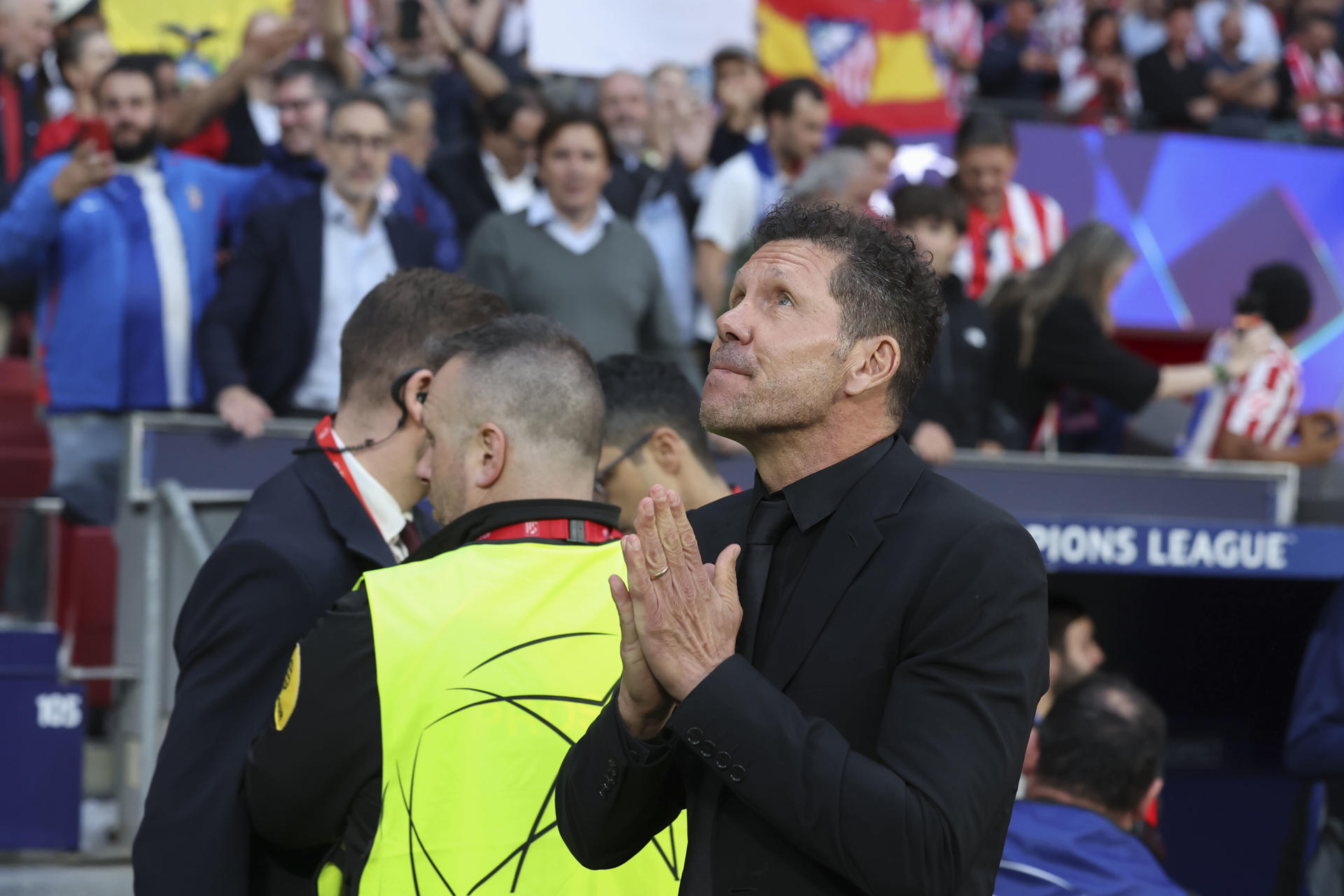 El entrenador del Atlético de Madrid, Diego Pablo Simeone, antes del comienzo del partido de ida de las semifinales de la Liga de Campeones que Atlético de Madrid y Arsenal FC disputan este miércoles en el estadio Metropolitano. EFE/Kiko Huesca 