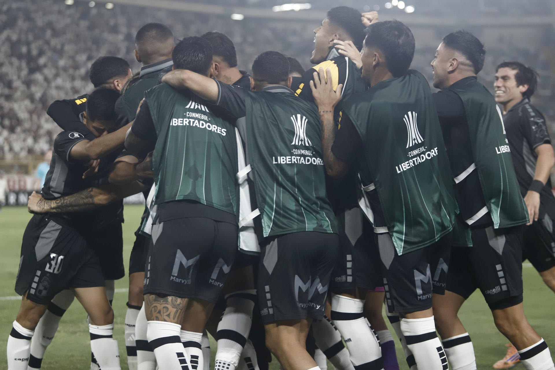Jugadores de Coquimbo Unido celebran este martes en el estadio Monumental de Lima el triunfo por 0-2 sobre Universitario de Deportes en partido de la segunda jornada de la fase de grupos de la Copa Sudamericana. EFE/ Sebastián Blanco 