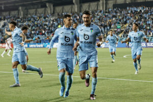 Arnaldo Castillo (d) de O'Higgins celebra un gol este martes durante un partido de la Copa Sudamericana ante Millonarios en el estadio El Teniente, en Rancagua (Chile). EFE/ Osvaldo Villarroel