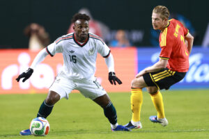 Julián Quiñones (i) de México disputa el balón con Kevin De Bruyne de Bélgica este martes, durante un partido amistoso entre México y Bélgica en el estadio Soldier Field, en Chicago (Estados Unidos). EFE/ Carlos Ramírez