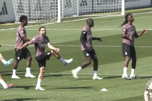 El Real Madrid completó este lunes su última sesión preparatoria antes del retorno a la competición, tras la eliminación el pasado miércoles ante el Bayern Múnich en la Liga de Campeones, y apuntaló su puesta a punto para recibir al Alavés este martes en LaLiga. EFE/Santiago Castro