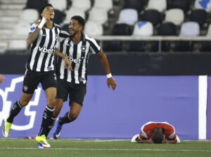 Newton (i), de Botafogo, celebra un gol en la Copa Sudamericana ante Independiente Petrolero en el estadio Olímpico Nilton Santos en Río de Janeiro. EFE/Antonio Lacerda