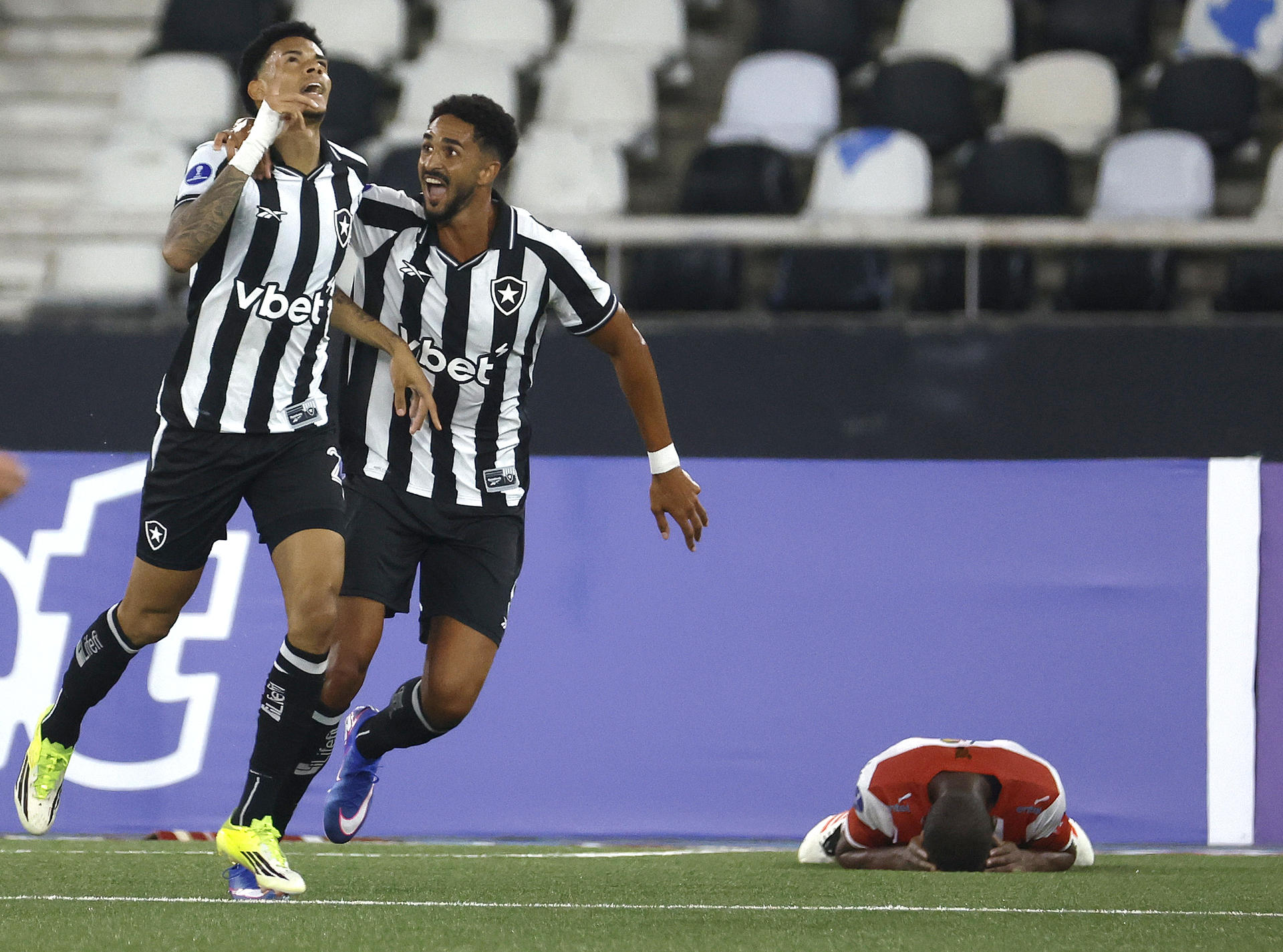 Botafogo con el panameño Barria se impone ante Racing