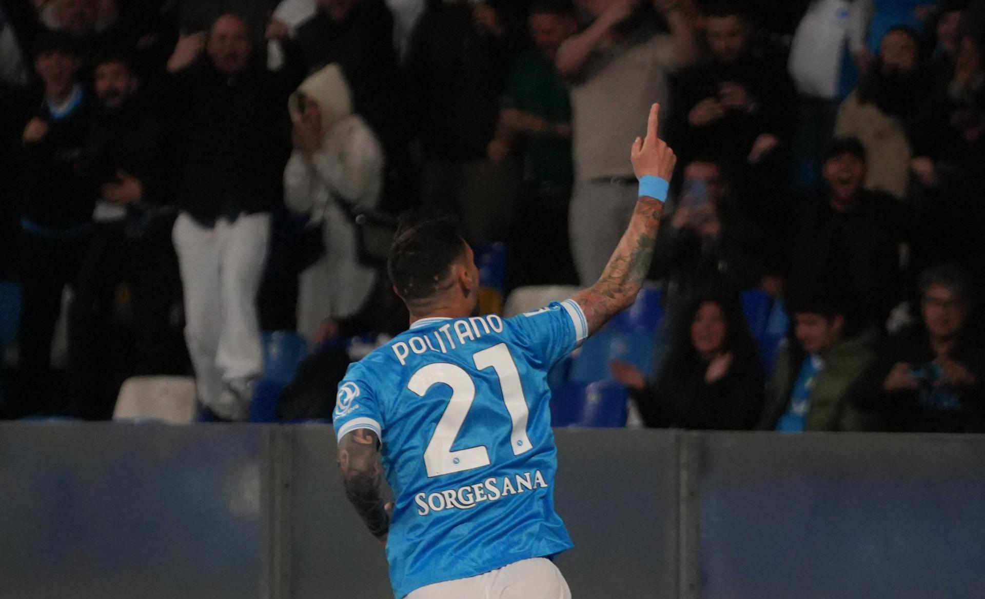 El delantero del Nápoles Matteo Politano (2-D) celebra el gol de la victoria ante el Milan en la Serie A. EFE/EPA/CIRO FUSCO
